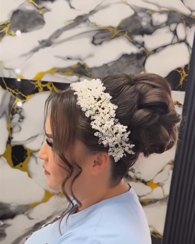 Peinado de novia con tocado floral