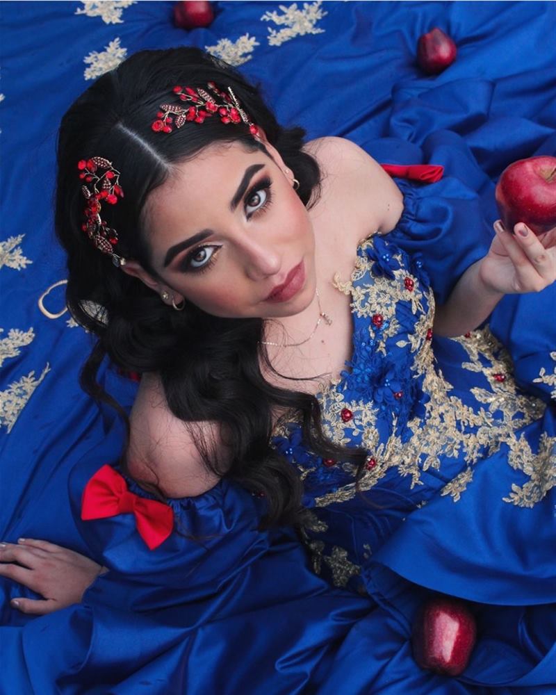 Maquillaje y peinado temático de quinceañera, vestido azul