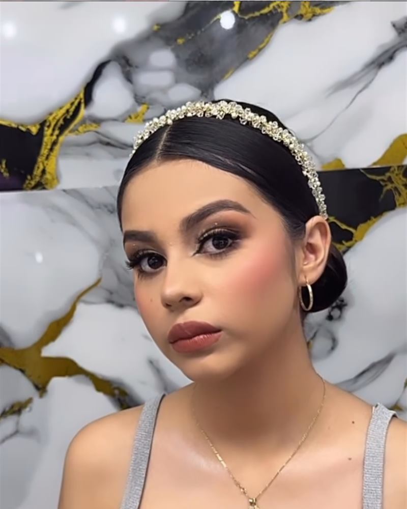 Peinado con diadema y maquillaje glam de quinceañera