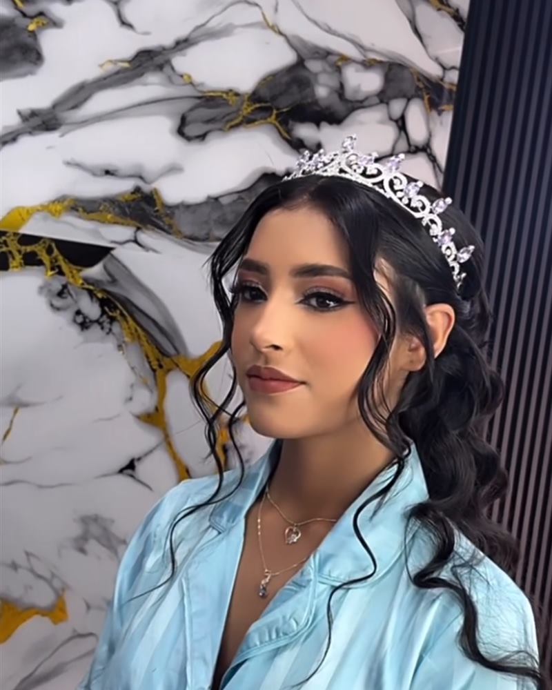 Peinado y maquillaje de quinceañera con tiara, Efecto Fino Beauty Studio