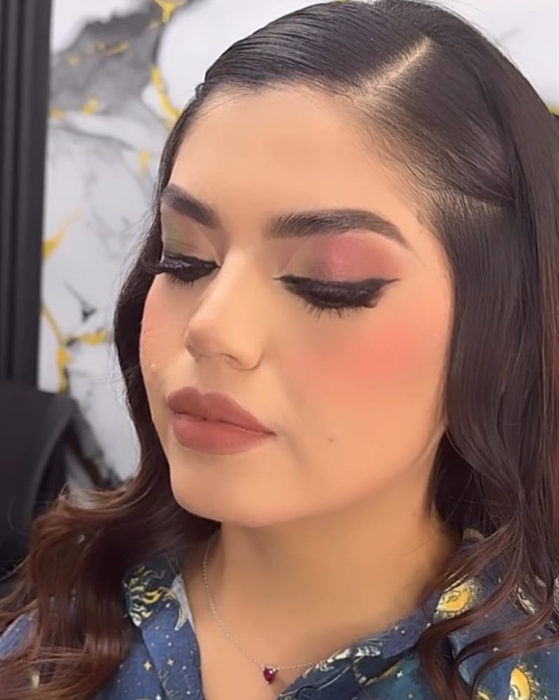 Maquillaje social con tonos rosados
